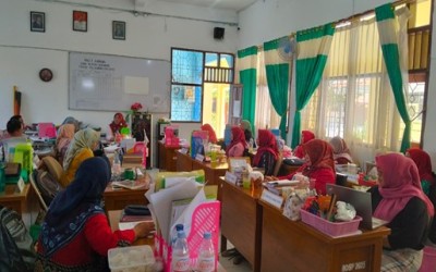 PEMBINAAN KEPADA GURU dan TENAGA ADMINISTRASI SEBAGAI AGENDA RUTIN KEPALA SMAN NEGERI KASIMAN