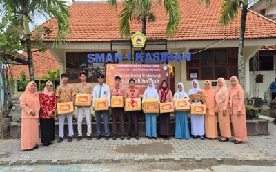 WUJUDKAN KEPEDULIAN PENDIDIKAN, DHARMA WANITA PERSATUAN SMA NEGERI 1 KASIMAN SALURKAN SANTUNAN UNTUK SISWA