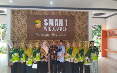 STUDY BANDING PROGRAM DOUBLE TRACK DI SMAN 1 WIDODAREN