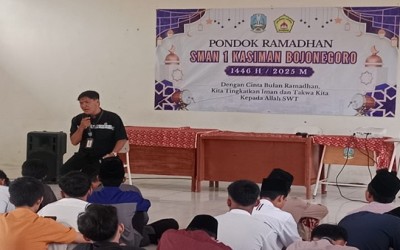 PENUTUPAN PONDOK ROMANDHON DAN PEMBAGIAN ZAKAT SMAN 1 KASIMAN BOJONEGORO