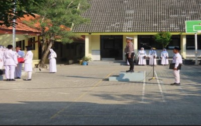 KEHADIRAN ANGGOTA POLRES BOJONEGORO SAAT UPACARA BENDERA